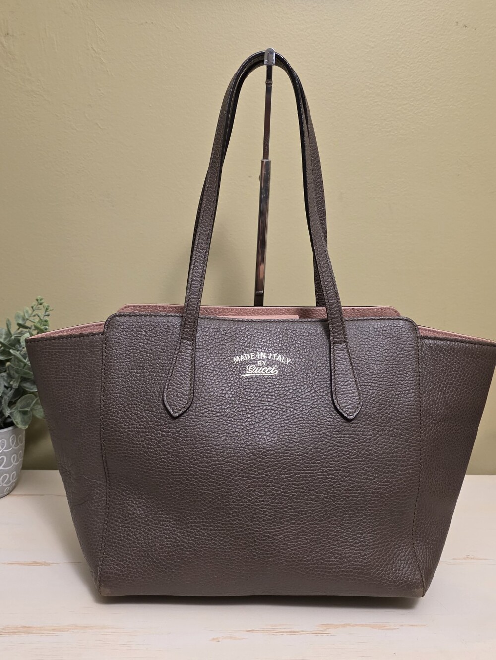 Gucci | Taupe/Grey Leather Swing Tote Bag With Pink Interior